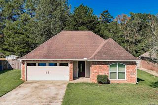23621 South Pointe Dr, Denham Springs, LA 70726