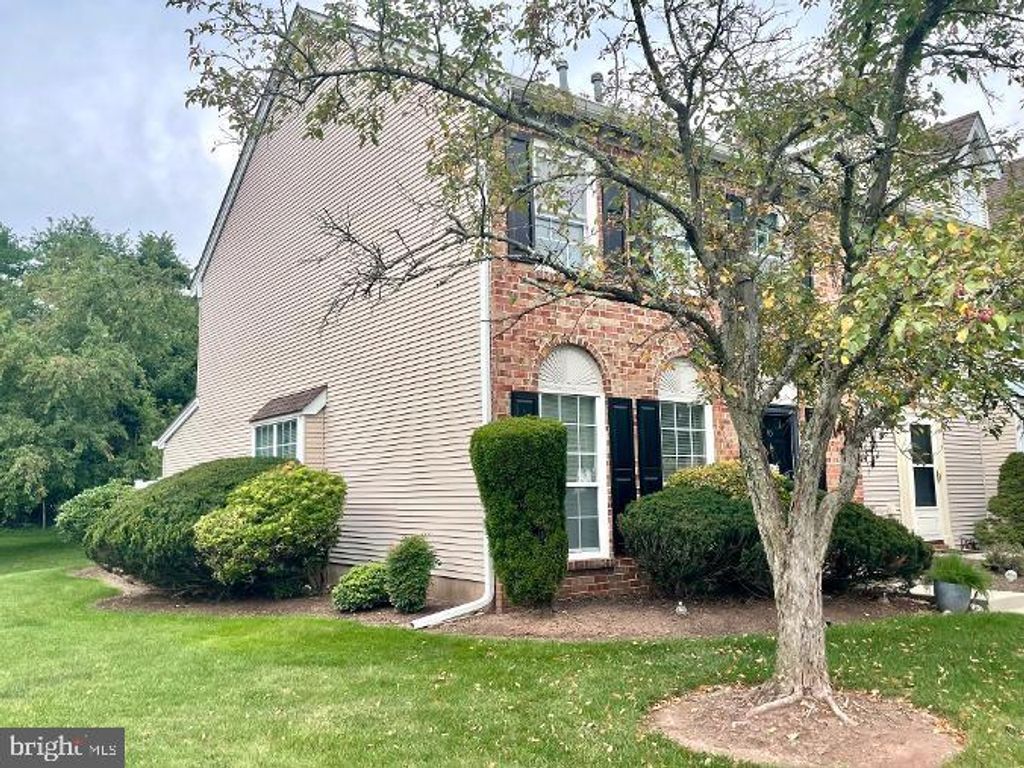 45 TOWNSEND CT, FRANKLIN PARK, NJ 08823 — exterior