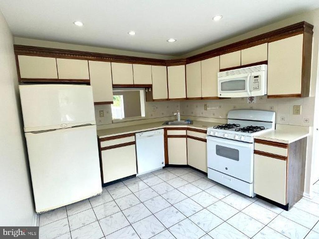 45 TOWNSEND CT, FRANKLIN PARK, NJ 08823 — photo 3
