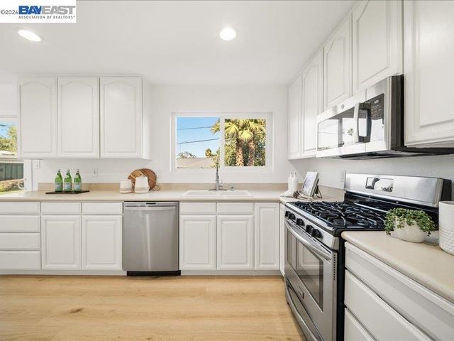 7654 Brighton Dr, Dublin, CA 94568