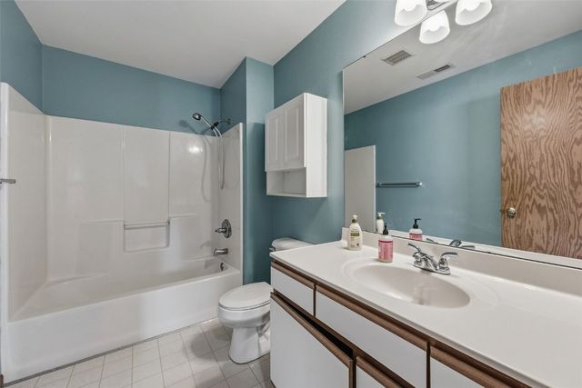 72 Miller Ave SW SW 8, Cedar Rapids, IA 52404