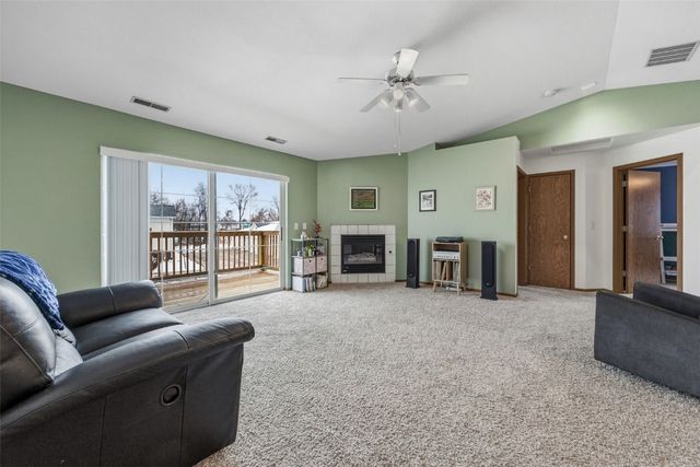 72 Miller Ave SW SW 8, Cedar Rapids, IA 52404