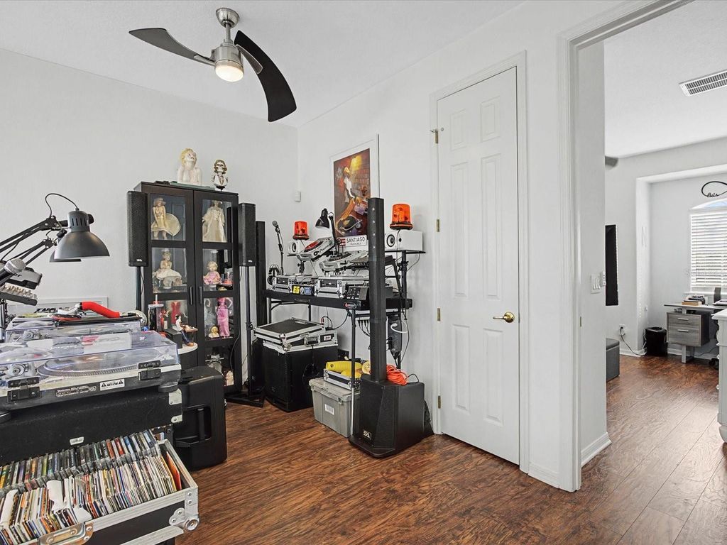 Image 24 of property listing at 528 WOODLAND TERRACE, Orlando, FL 32828