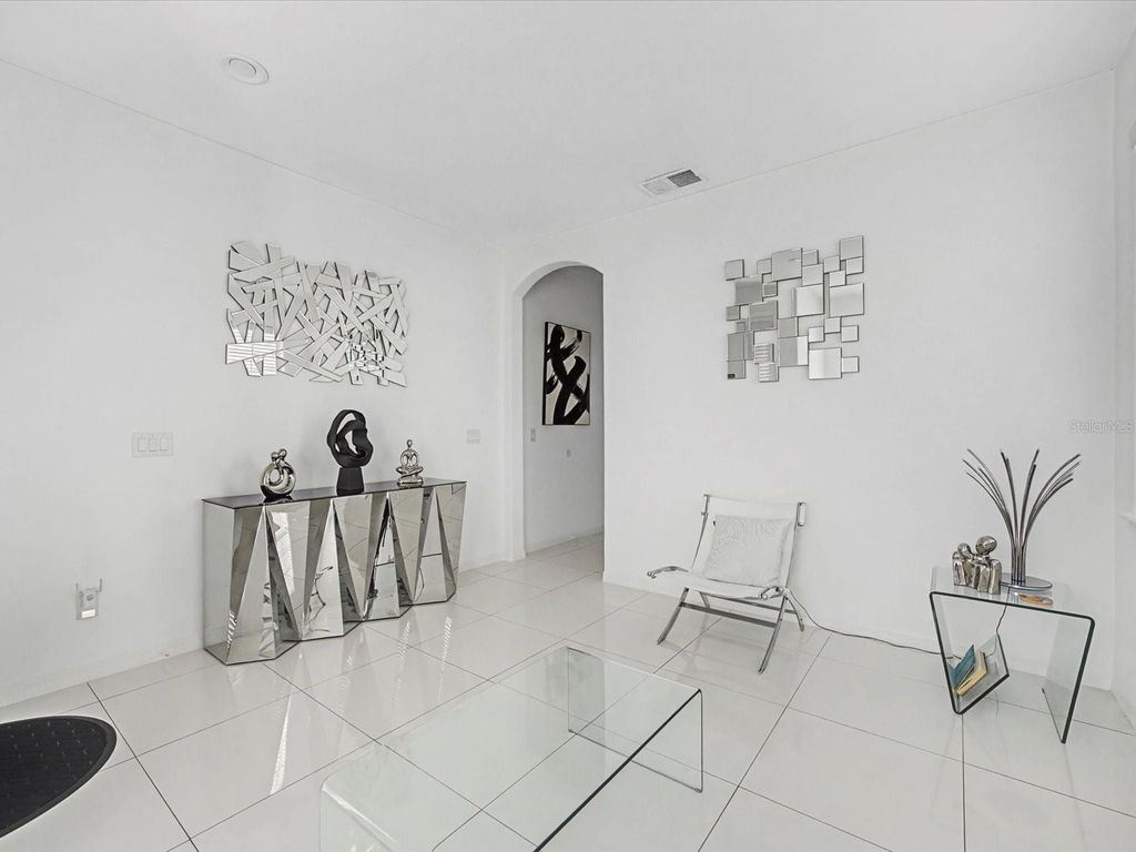 Image 10 of property listing at 528 WOODLAND TERRACE, Orlando, FL 32828