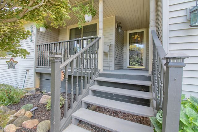 4952 Elmers Turn, Hamburg Twp, MI 48169