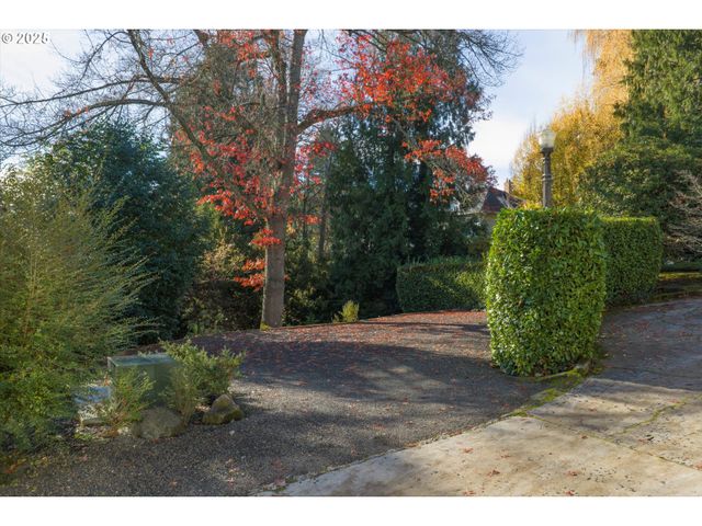 Sw HILLCREST Pl, Portland, OR 97201