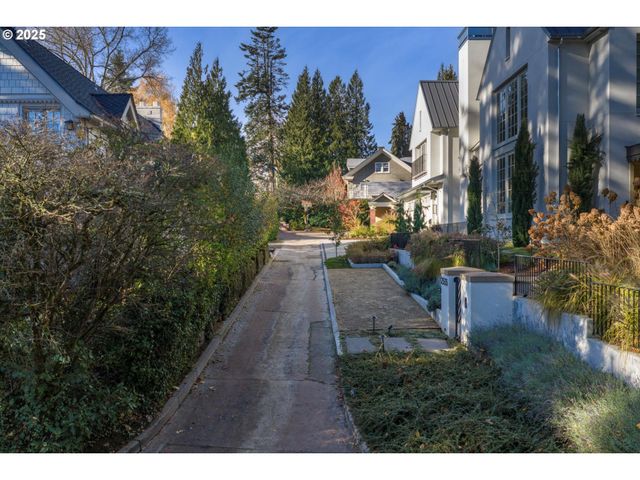 Sw HILLCREST Pl, Portland, OR 97201