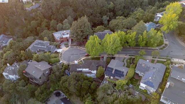70 St James Pl, Piedmont, CA 94611