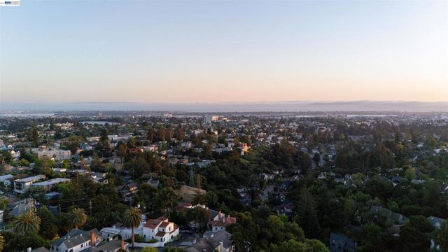 70 St James Pl, Piedmont, CA 94611