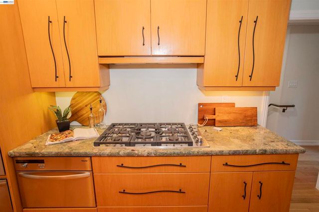 70 St James Pl, Piedmont, CA 94611