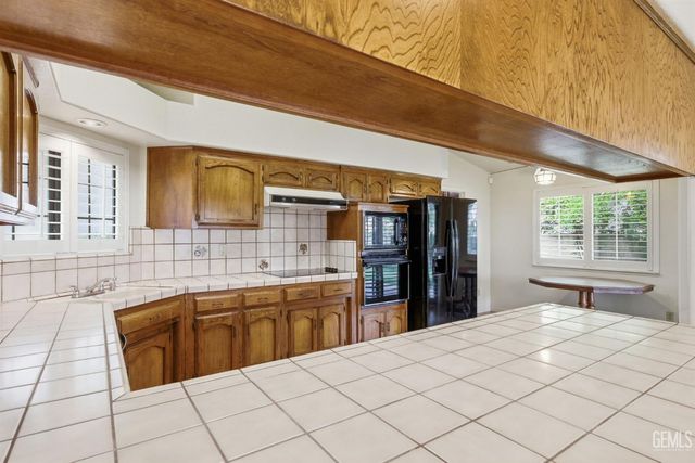 5305 Muirfield Drive, Bakersfield, CA 93306