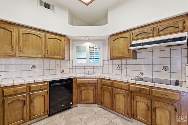 5305 Muirfield Drive, Bakersfield, CA 93306