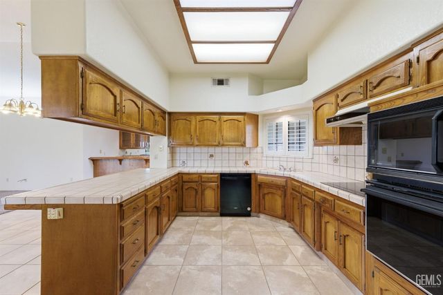 5305 Muirfield Drive, Bakersfield, CA 93306