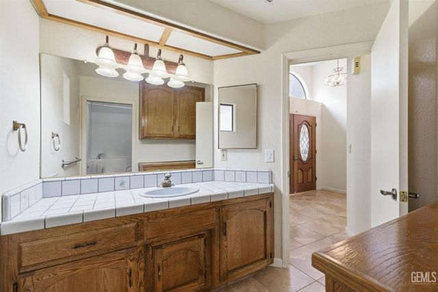 5305 Muirfield Drive, Bakersfield, CA 93306