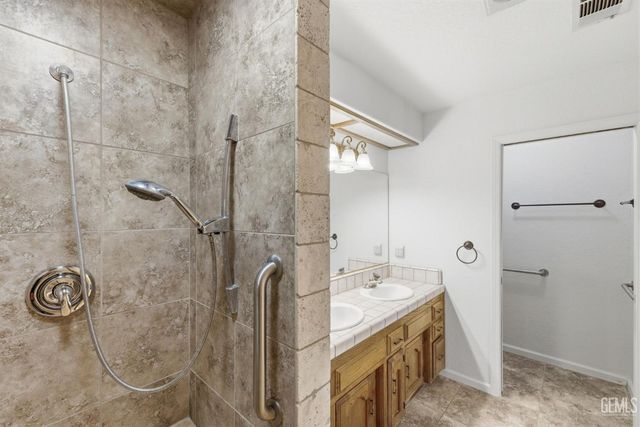 5305 Muirfield Drive, Bakersfield, CA 93306