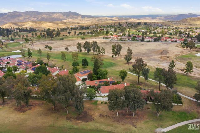 5305 Muirfield Drive, Bakersfield, CA 93306