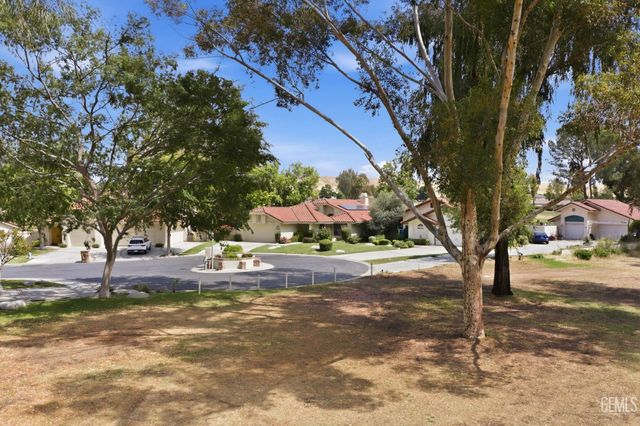 5305 Muirfield Drive, Bakersfield, CA 93306
