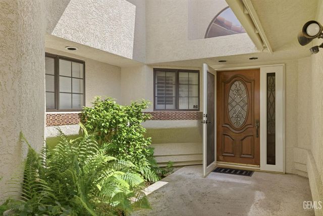 5305 Muirfield Drive, Bakersfield, CA 93306