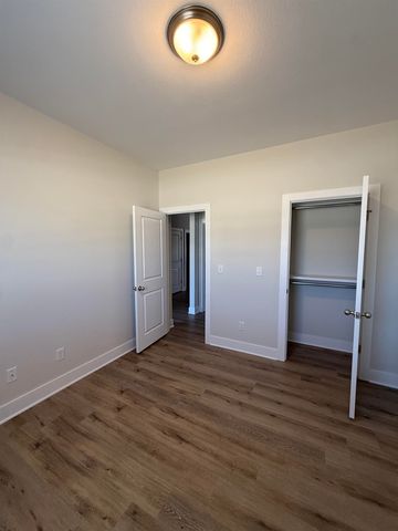 490 E Hayes St, Valley Center, KS 67147