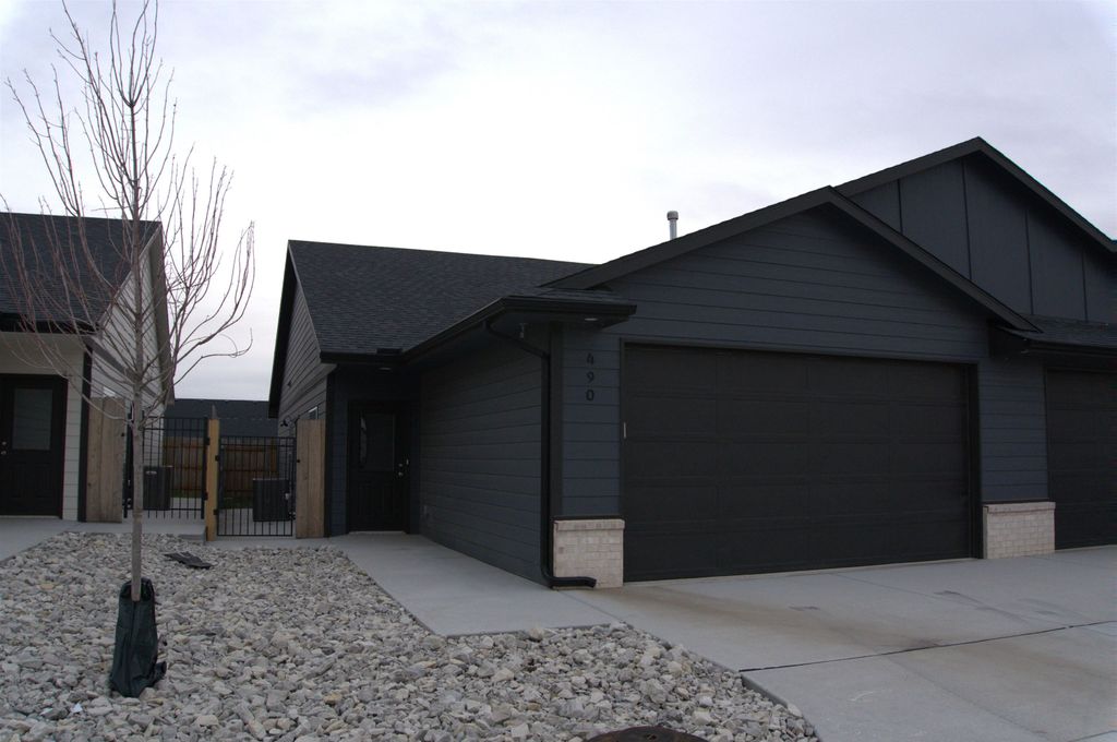 490 E Hayes St, Valley Center, KS 67147