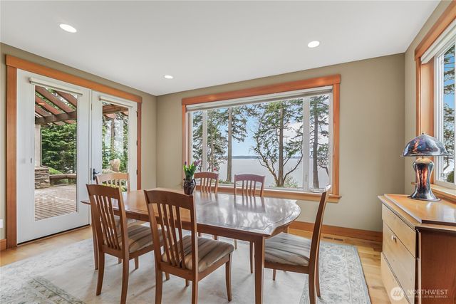 725 N Sunset Drive, Camano Island, WA 98282