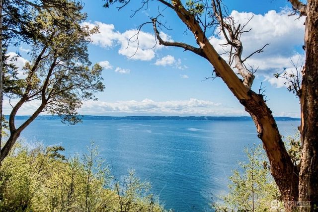725 N Sunset Drive, Camano Island, WA 98282