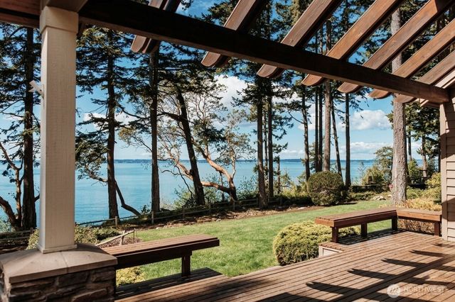 725 N Sunset Drive, Camano Island, WA 98282