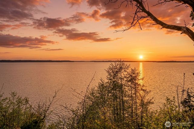 725 N Sunset Drive, Camano Island, WA 98282