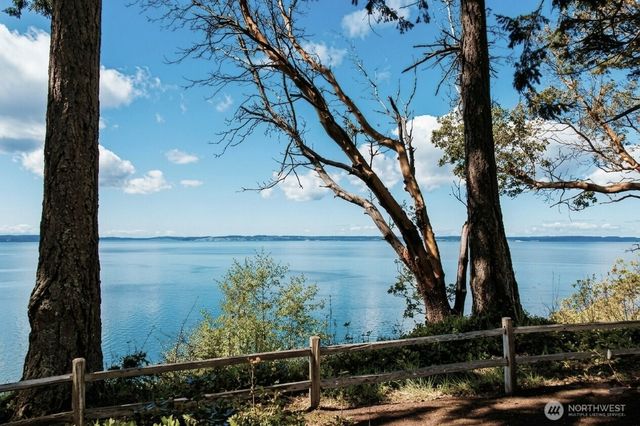 725 N Sunset Drive, Camano Island, WA 98282
