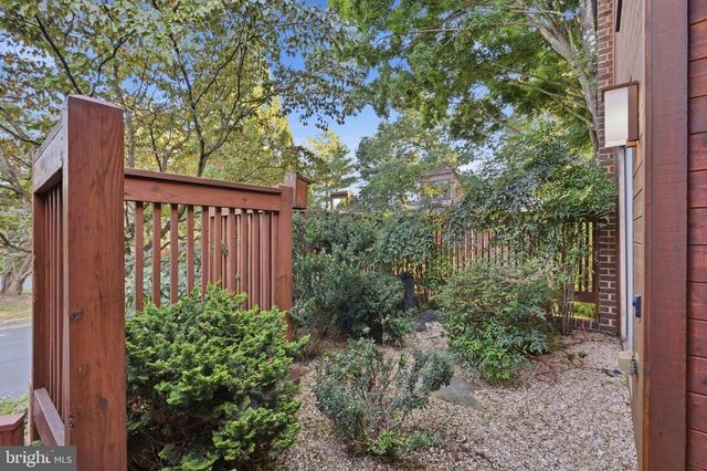 2165 CABOTS POINT LN, Reston, VA 20191