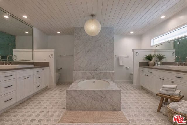 9823 Cardigan Place, Beverly Hills, CA 90210