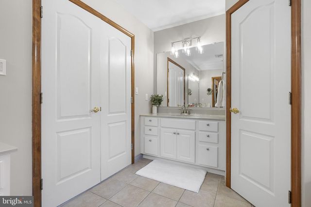 5 TARA DR, Mount Laurel, NJ 08054