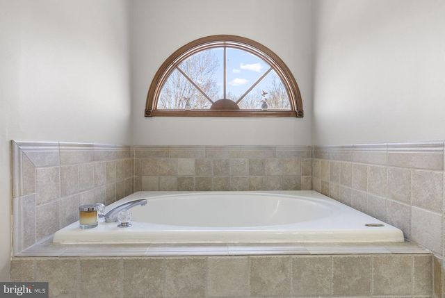 5 TARA DR, Mount Laurel, NJ 08054