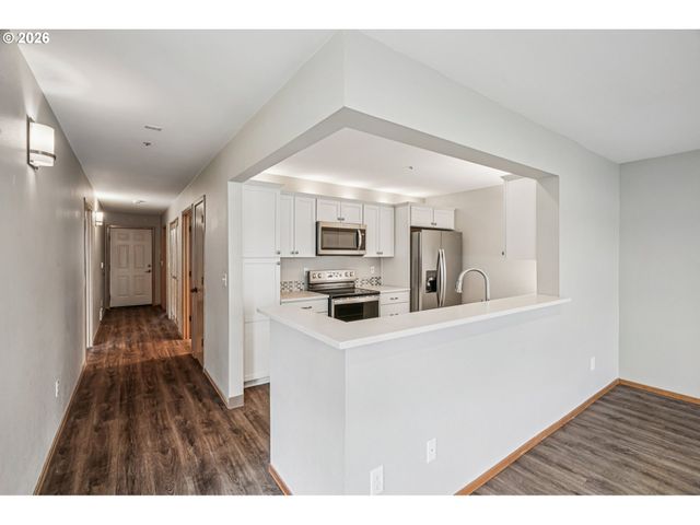 125 N HAYDEN BAY Dr, Portland, OR 97217