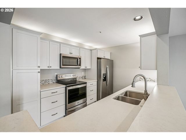 125 N HAYDEN BAY Dr, Portland, OR 97217