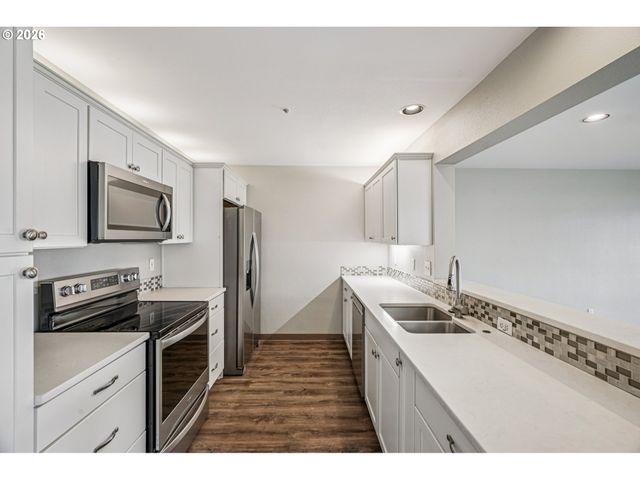 125 N HAYDEN BAY Dr, Portland, OR 97217