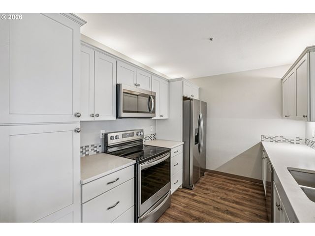 125 N HAYDEN BAY Dr, Portland, OR 97217