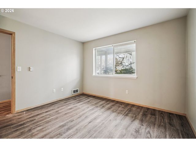 125 N HAYDEN BAY Dr, Portland, OR 97217