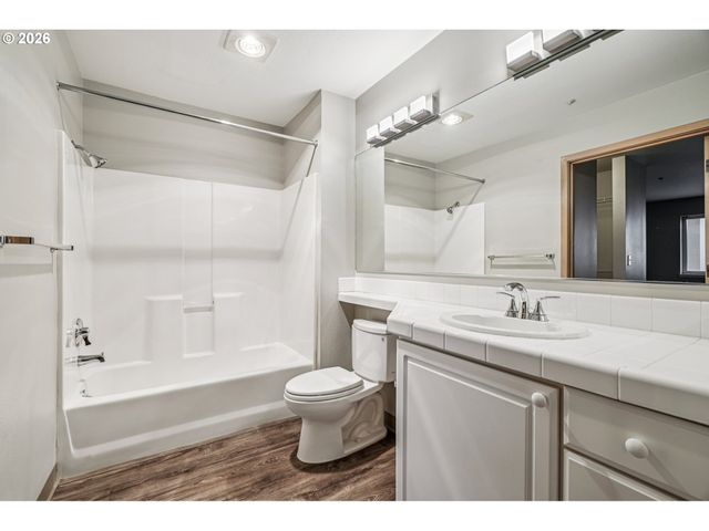 125 N HAYDEN BAY Dr, Portland, OR 97217