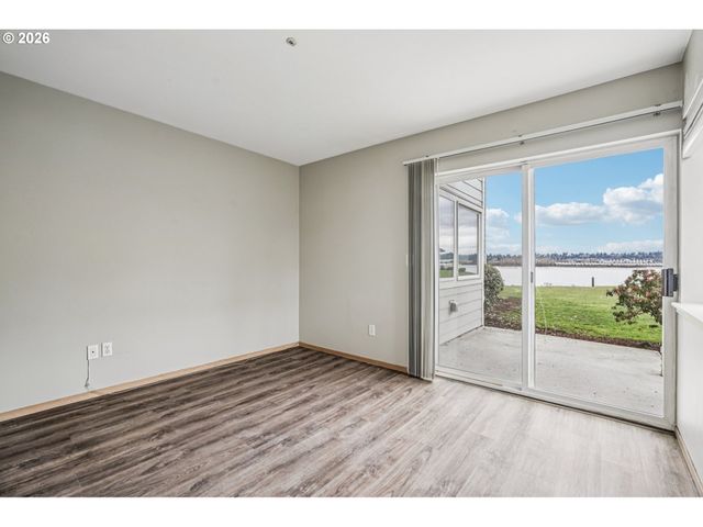 125 N HAYDEN BAY Dr, Portland, OR 97217