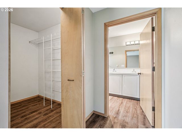 125 N HAYDEN BAY Dr, Portland, OR 97217