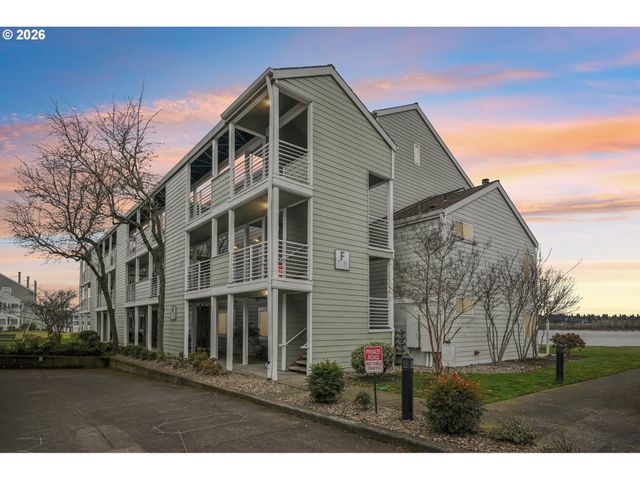 125 N HAYDEN BAY Dr, Portland, OR 97217