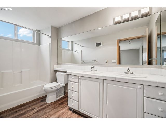 125 N HAYDEN BAY Dr, Portland, OR 97217