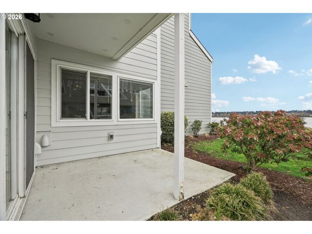 125 N HAYDEN BAY Dr, Portland, OR 97217