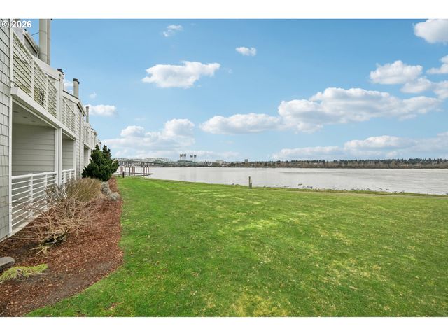 125 N HAYDEN BAY Dr, Portland, OR 97217