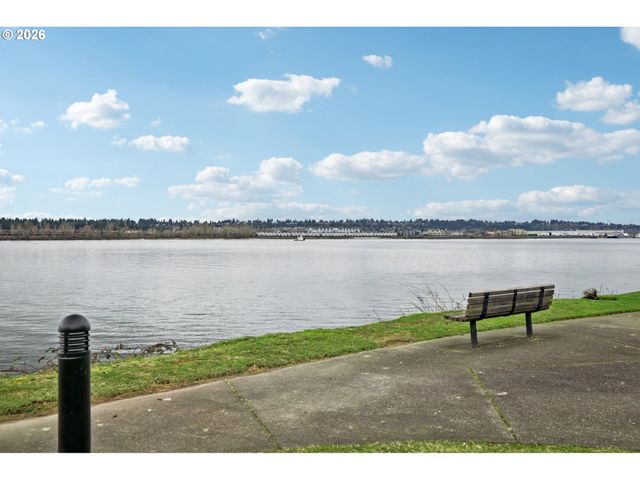 125 N HAYDEN BAY Dr, Portland, OR 97217