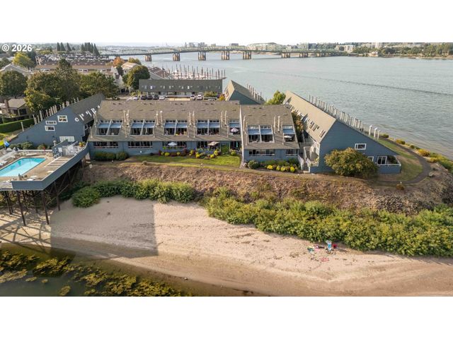 125 N HAYDEN BAY Dr, Portland, OR 97217