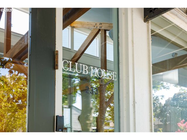 125 N HAYDEN BAY Dr, Portland, OR 97217