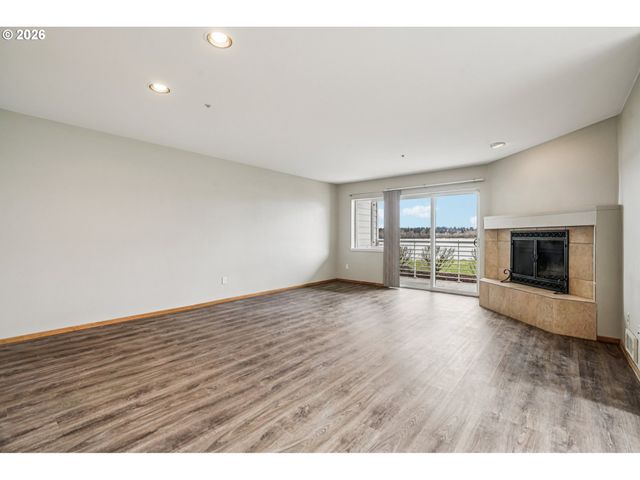 125 N HAYDEN BAY Dr, Portland, OR 97217