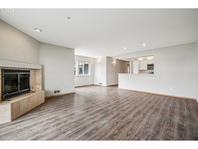 125 N HAYDEN BAY Dr, Portland, OR 97217